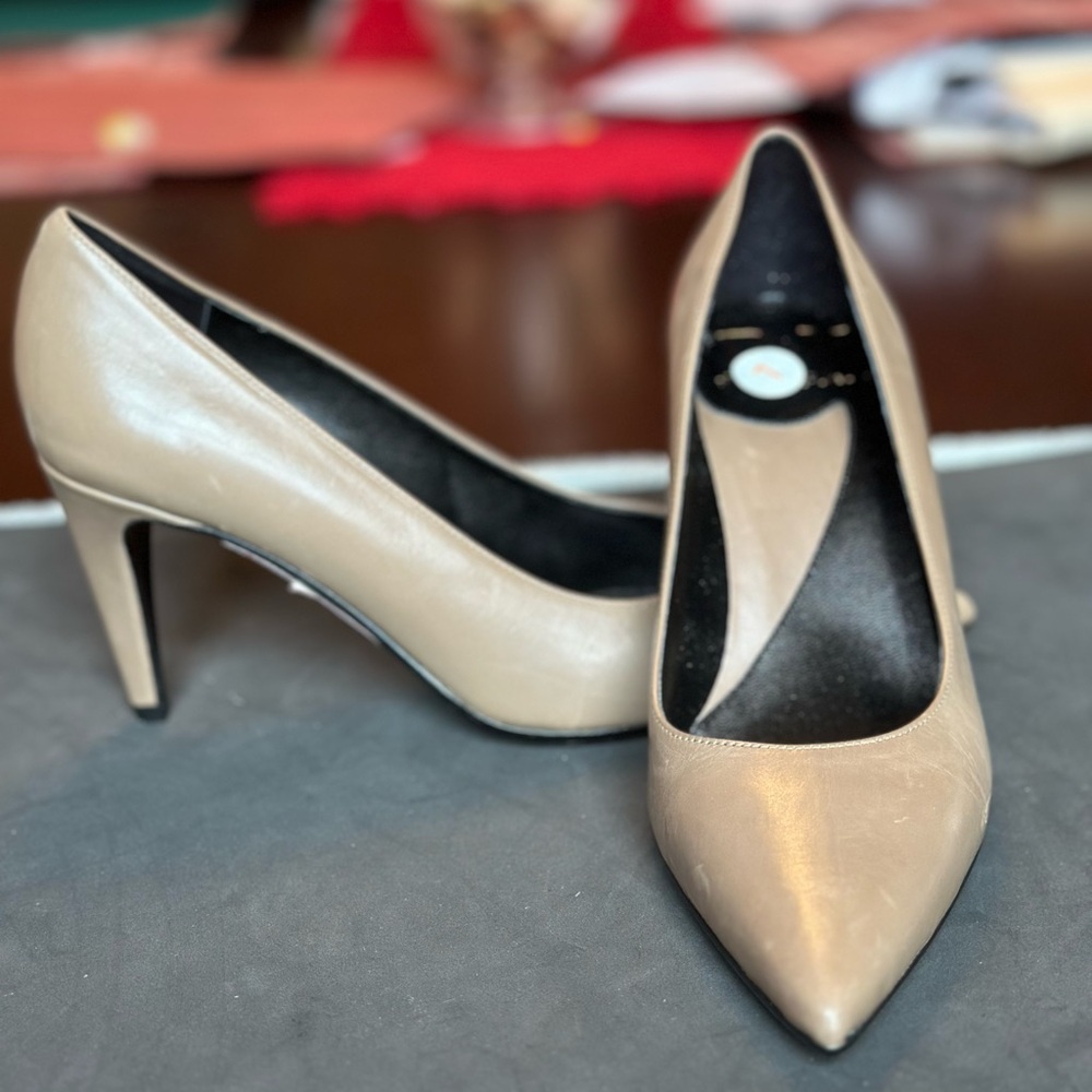 Size 7 Diane Von Furstenberg “Capucine” (coffee/tan) pumps -NWT